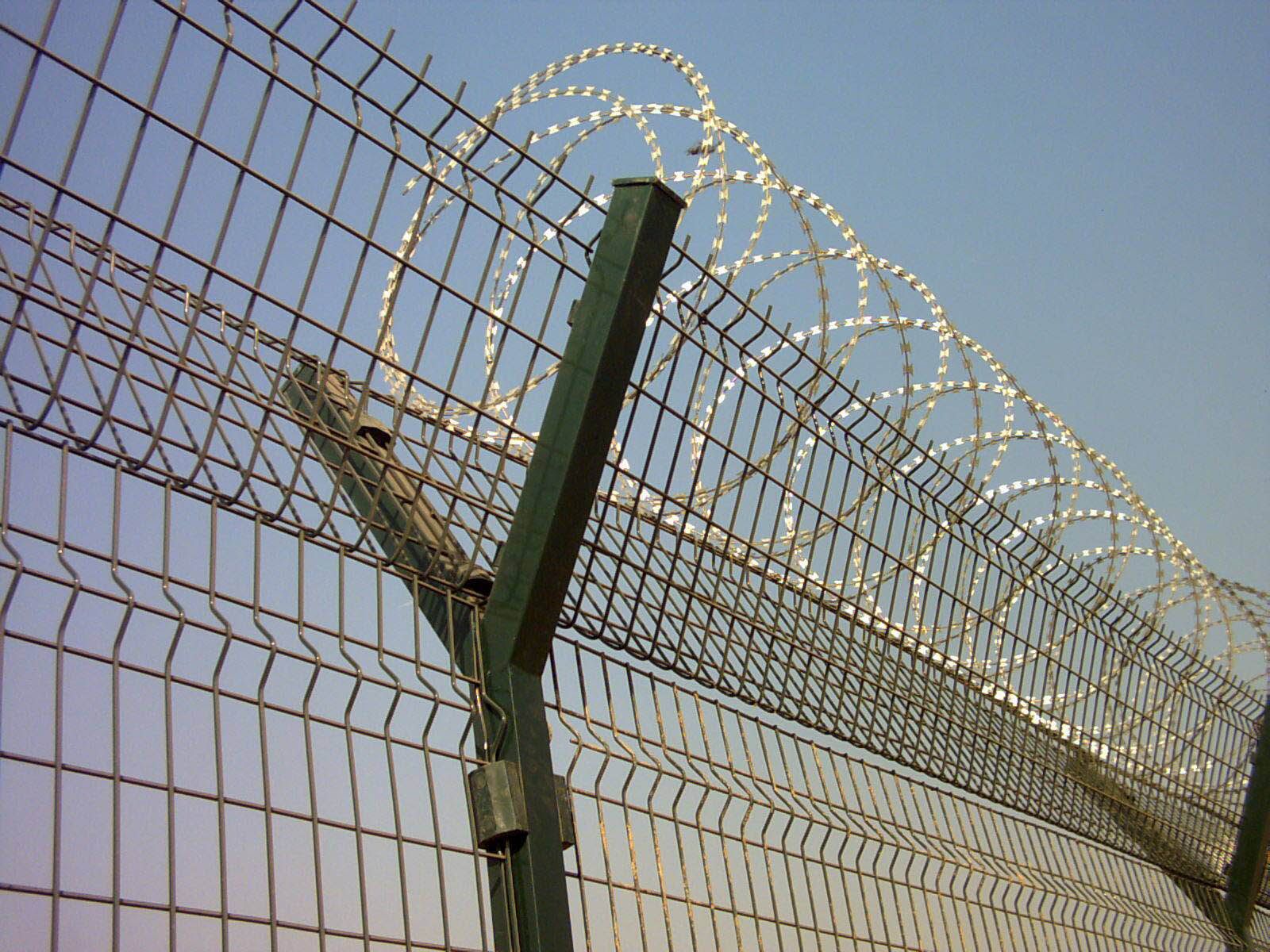 Buy cheap (10 years old factory) wire mesh fencing/welded wire mesh fence product