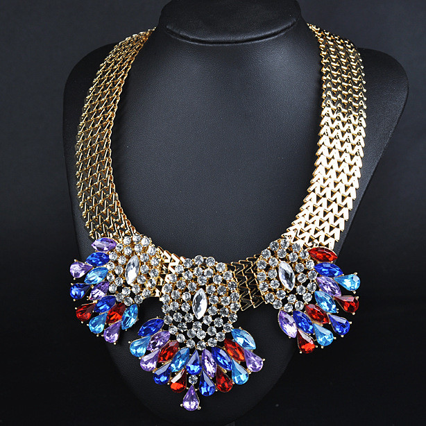 Buy cheap Europe And American Style Alloy Diamond Necklace With Exaggerated Flower Drops Necklace from wholesalers