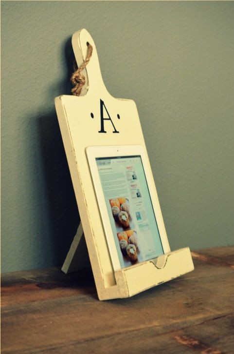 Buy cheap Cutting Board Style Wooden Mobile Holder Stand 15x10 Cm Apply To Home Decor product