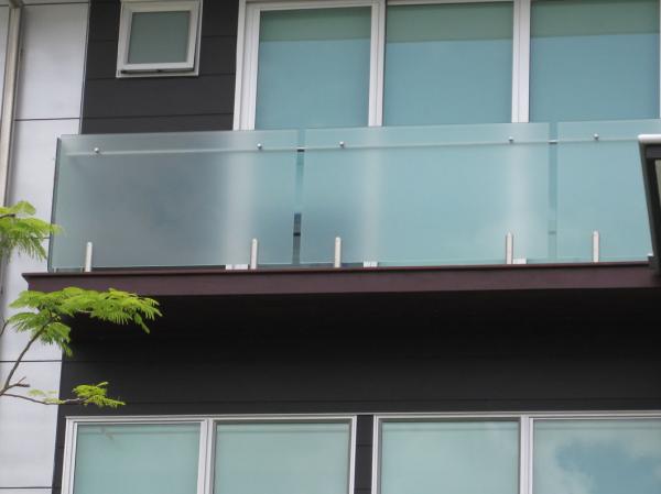 Good Quality Deck Railing Glass Panels with Frameless Glass Balustrade Design