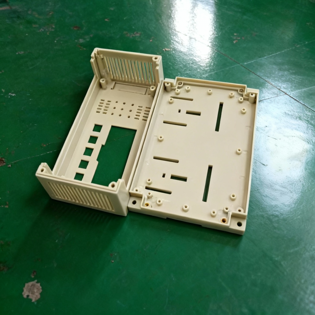 Buy cheap Customizable Injection Molding Parts with Complex Shapes and Stiffeners for 300 product