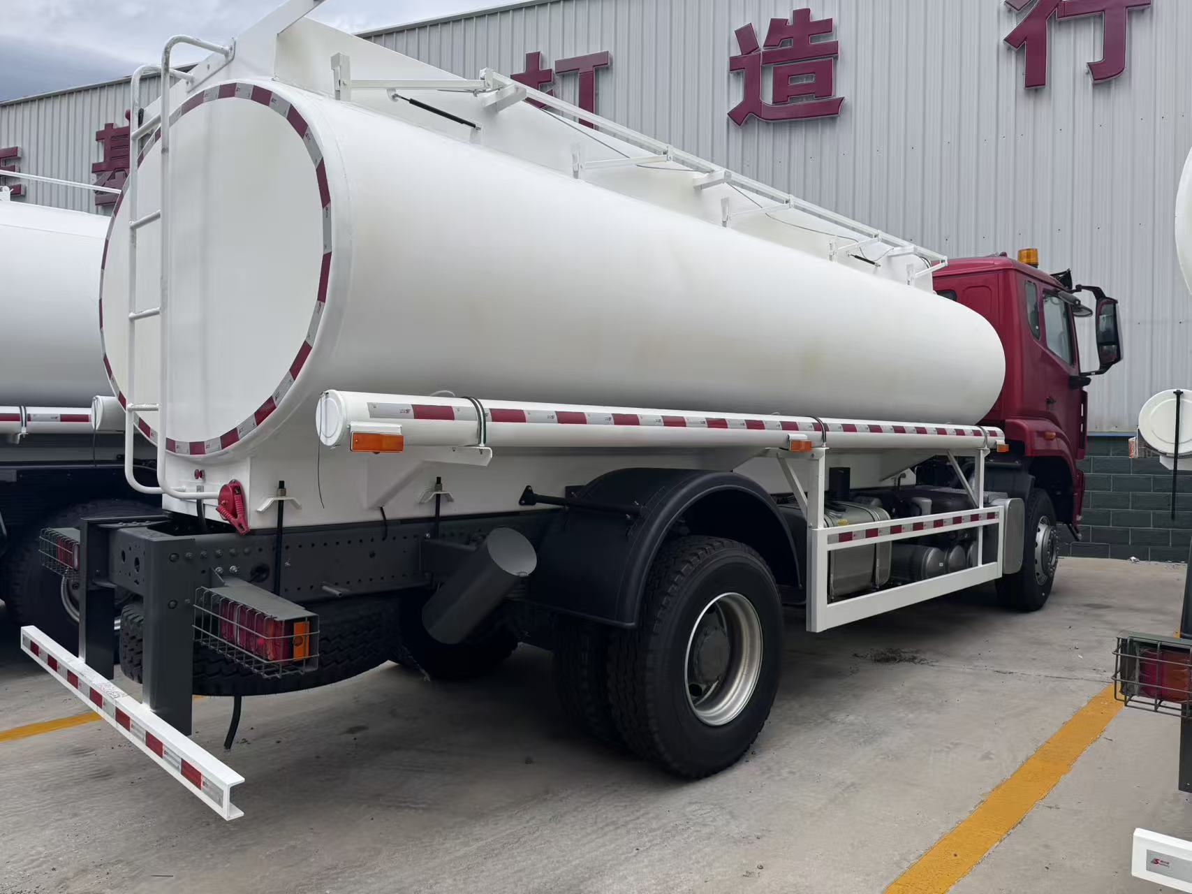 Buy cheap SINOTRUK HOHAN New HOWO Oil Truck Fuel Tank 4x2 Lhd Euro2 White and Red product