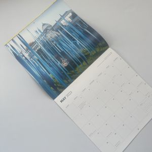 Hole Punch Wall Desk Calendar Printing Services With Glossy Lamination Coating