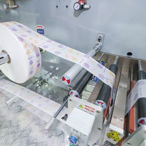 Easy Maintenance Baby Diaper Making Machine Automated Material Distribution
