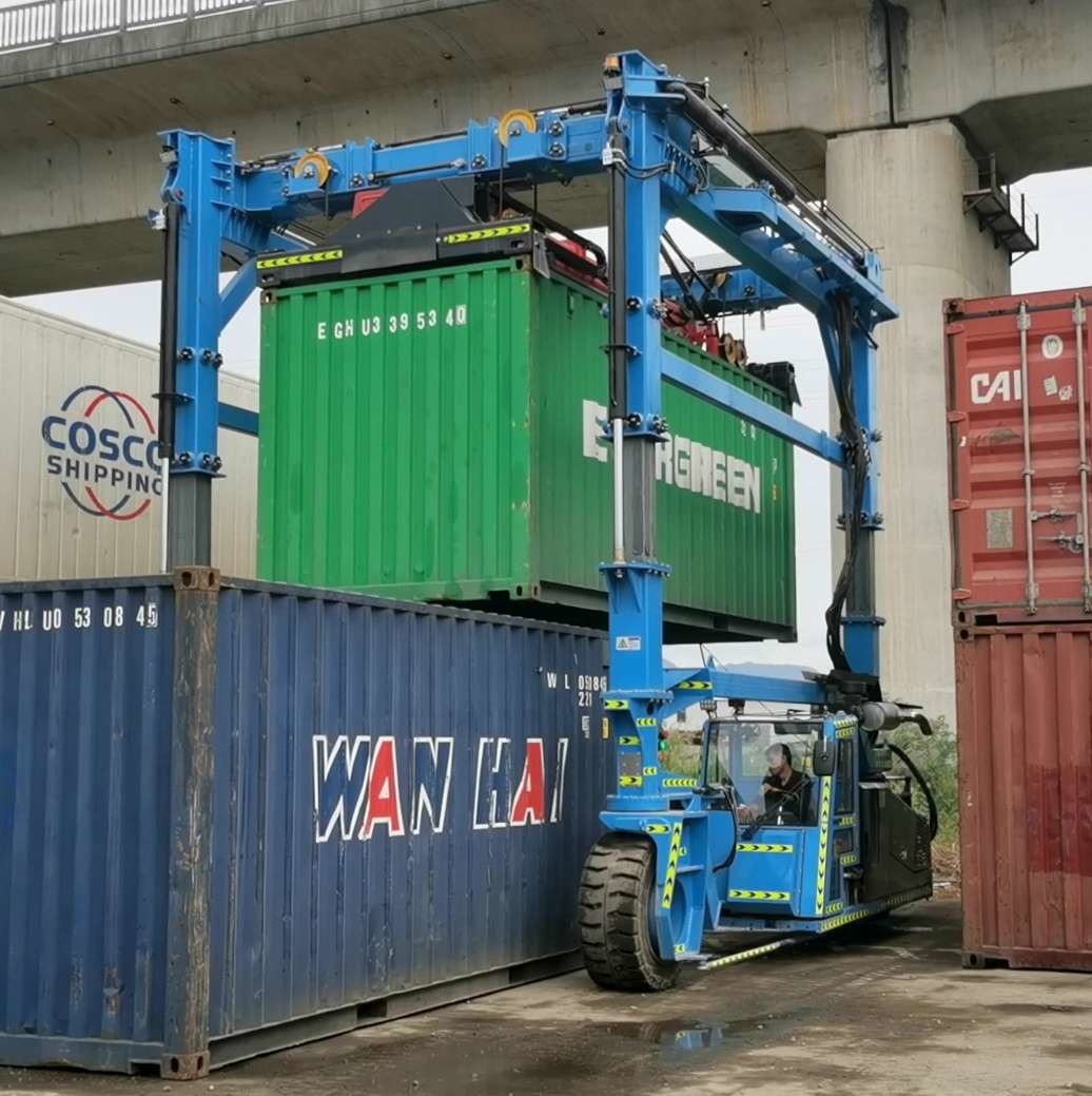 Buy cheap SPEO 35T Container Straddle Carrier Truck With Automatic Spreader from wholesalers