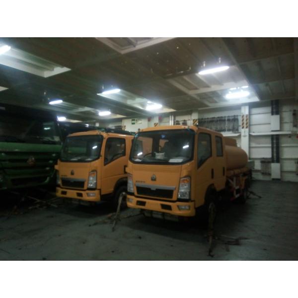 4x2 8000 Liters Capacity 3.856L Engine Liquid Tanker Truck Steering Wheel White Color