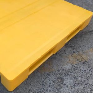 Buy cheap 2019 New 1200*1000 HDPE plastic pallet with stopper edge from wholesalers