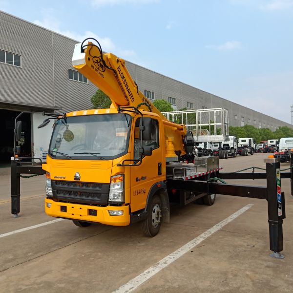 Sinotruck Howo 28m Aerial Work Truck 6800*2240*3640 Holding 3 Men High Altitude Operation Truck