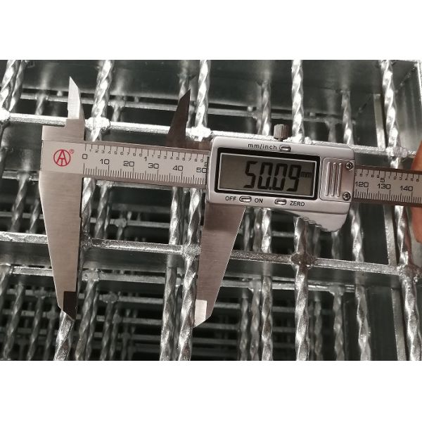 Quality 60x50mm Mesh Press Welding Hot Galvanized Steel Gratings Flat Surface for sale