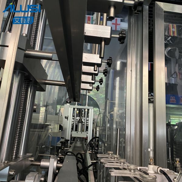 Plastic Bottles Oil Water Liquid Filling Machine Automatic 4-6 Nozzles 2500ml