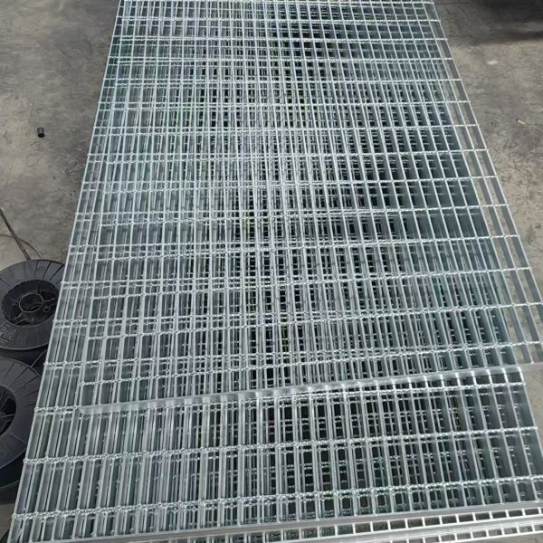 Quality Untreated Surface Serrated Steel Grating Heavy Duty 50mm Bearing Bar Pitch for sale