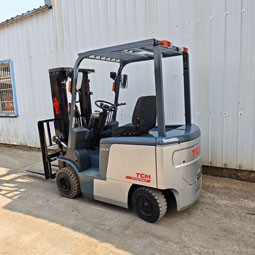 TCM 2T Used Electric Forklift 3m Lifting Height 2 Stages Masts Middle Cylinder
