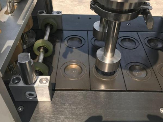 Automatic Positioning Stainless Steel Two Lanes Lavazza Blue Coffee Capsule Filling and Sealing Machine