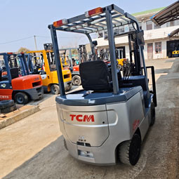 TCM 2T Used Electric Forklift 3m Lifting Height 2 Stages Masts Middle Cylinder