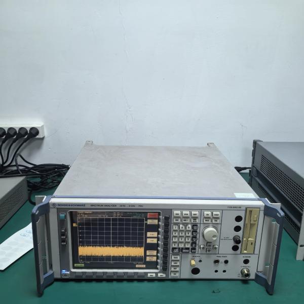 Quality R&S SMIQ06B 6.4 GHz Vector Signal Generator Rohde Schwarz for sale
