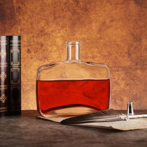 Unique High Flint Square Clear Glass Vodka Gin Rum Tequila Bottle with Rubber