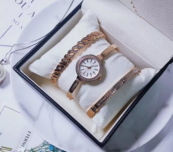 Elegant and Generous Quartz OEM watch Wrist Watch with a Ring and a bracelet