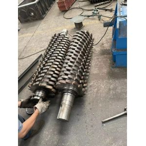 Hard Plastic Waste Auto Frame Wire Double Shaft Shredder Machine with Functional