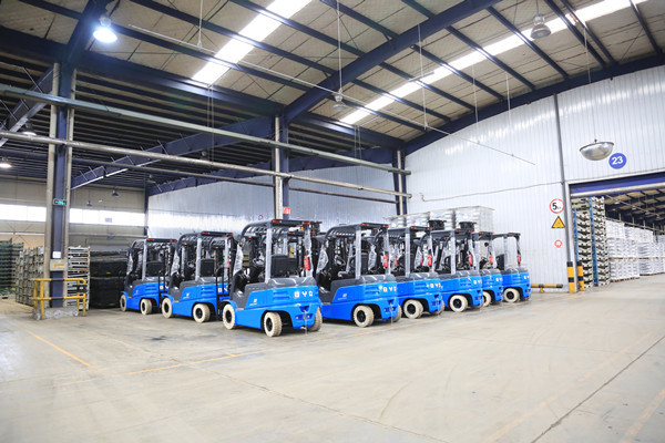 BYD 3.5T Electric Counterbalance Forklift Truck With Pneumatic Tyres , Longlife