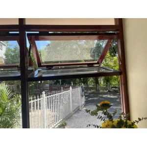 Art Decorative Folding Window Creating Rainbow Light Effects Through Faceted