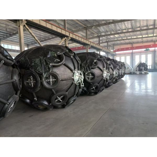 ISO17357 Execution Standard Pneumatic Marine Fender Customized Design Chain Tyre
