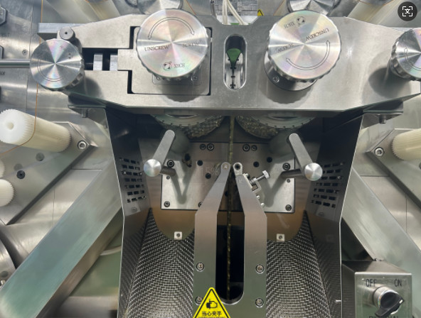 PLC And Touch Screen Control System Soft Gelatin Capsule Machine For Round Capsule Size And 4-32 Plungers