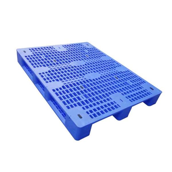 Buy cheap 1500kg HDPE Heavy Duty Plastic Pallets 1.4*1.1m Three Runners Plastic Pallet Skids from wholesalers