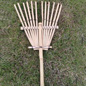 Buy cheap Handmade Bamboo Rake 1.40m 12 Tines for dry leaves sweeping and garden cleaning Natural Garden Rakes from wholesalers
