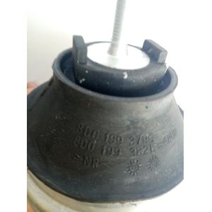 8D0199382M Engine Parts Engine Mount