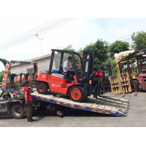 Buy cheap Pneumatic Tire Diesel Operated Forklift , Forklift 3 Ton Lower Consumption from wholesalers