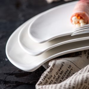 Irregular Plain White Banqueting Wedding Porcelain Plates ODM Personalized