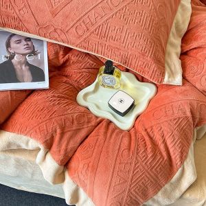 100% Polyester Fabric Winter Bedding Set Design with Luxury Bed and King Size