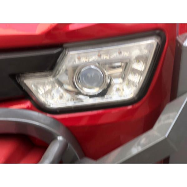 1500w Electric Cargo Tricycle with Enclosed Body High Displacement and Red Color Made