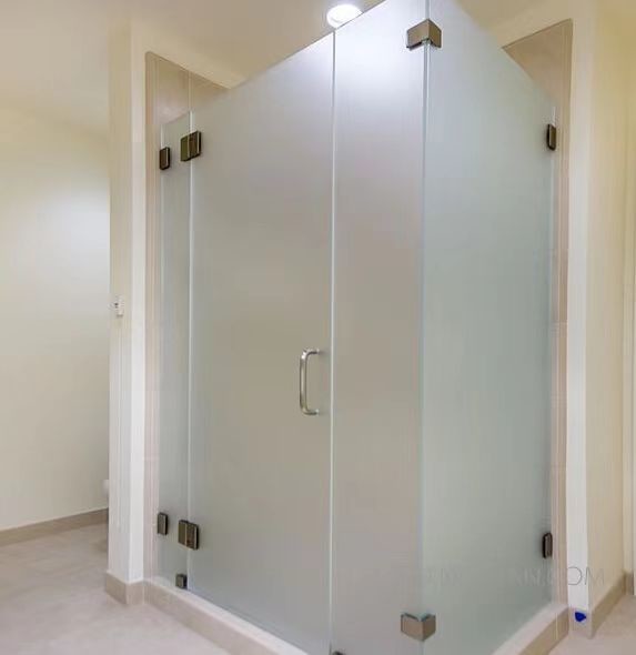 Customized Transparent Glassware with Engraved Designs and Tailored UV