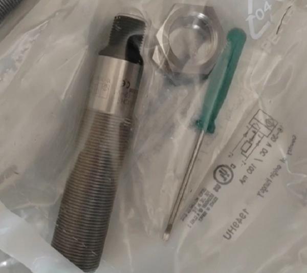 Quality CBB8-18GS75-E2-V1 Pepperl+Fuchs Capacitive Proximity Switch 10-30V DC for sale