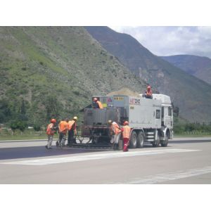 Intelligent Road Maintenance Equipment With 8M3 Aggregate Bin 3M3 Emulsion