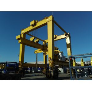 High Efficiency Mobile Gantry Crane Carries Large Stone Molds