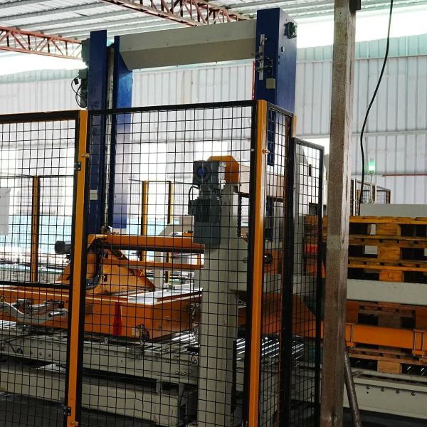 Quality Robotic Palletizing System That Marshals First and Then Palletizer for Beverage Lines for sale