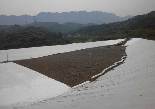 Textured Nubbed HDPE Geomembrane Engineered Grip, Superior Containment