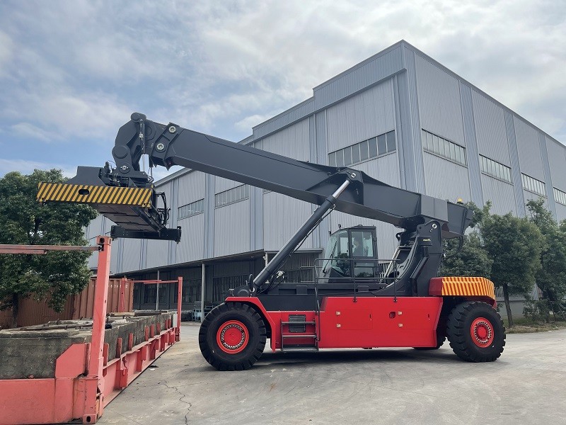 Buy cheap 45000kgs Load Container Reach Stacker With CUMMINS Engine from wholesalers