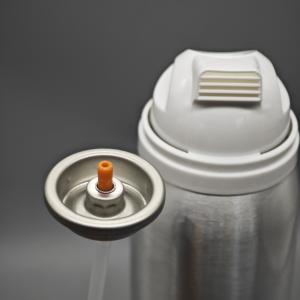 Shaving foam valve for travel-sized containers with leakproof sealing