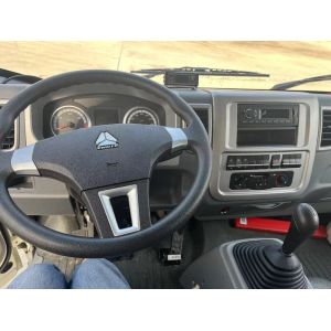 4x2 SINOTRUK HOWO 3-5 Ton Small Frozen Food Delivery Truck With 4m Freezer Box