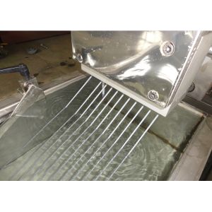 Bottle Flake Plastic Recycle Granulator With Spiral Charger Feeding Machine