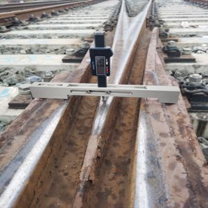 LCD Digital Rail Track Measuring Equipment Height Gauge 300mm ODM