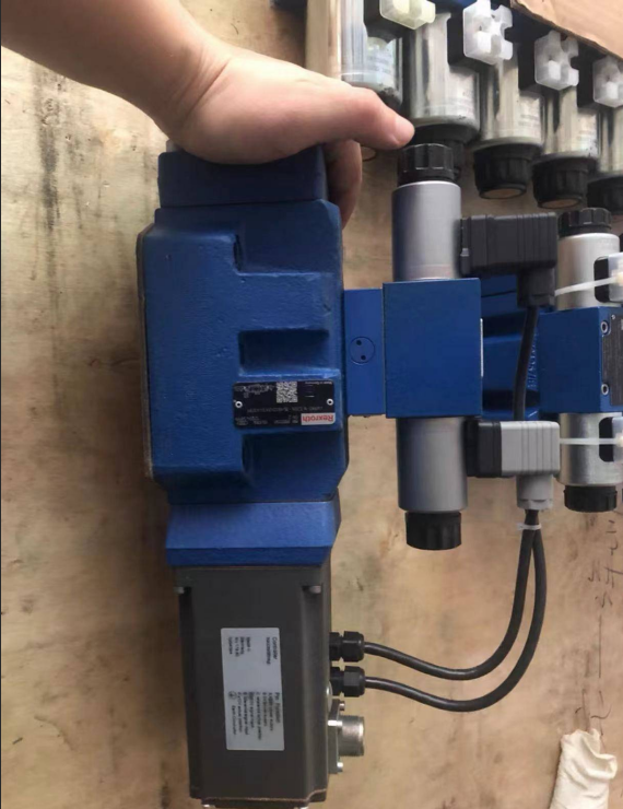 China 4WRZ32W6-520-70/6EG24N9EK4/D3M
4WRZ32W6-520-70/6EG24N9EK4/M
4WRZ32W6A360-70/6EG24N9K4/M Electric hydraulic solenoid valve, Rexroth German made proportional hydraulic directional valve on sale