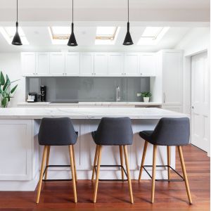 China RTA Modern White Shaker Lacquer Kitchen Cabinet With Metal Handle on sale