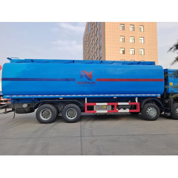 Quality High Efficiency Oil Tank Truck 8X4 LHD Euro2 371HP for sale