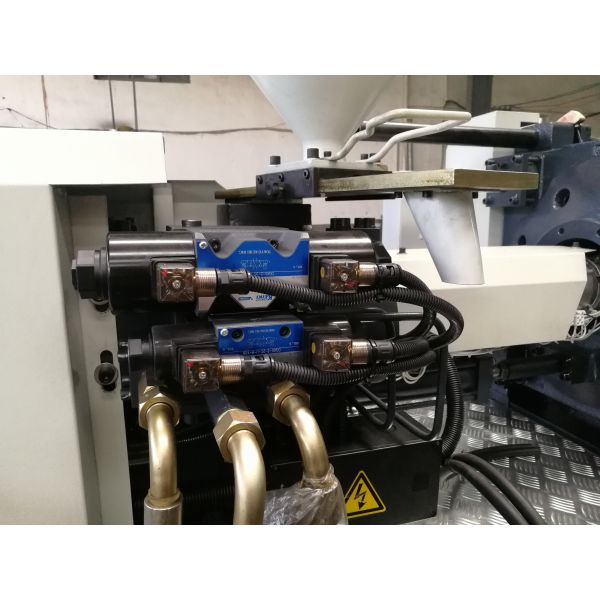 Quality Small Plastic Injection Molding Machine With 240L Oil Tank 180-500mm Mold Height for sale