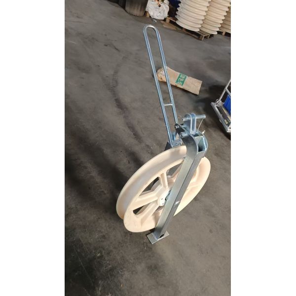 SHDNZ916 Helicopter Stringing Block - Front view showing large diameter nylon sheave