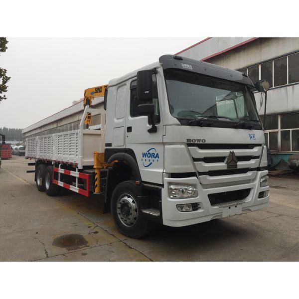 Quality HOWO Truck Mounted Mobile Crane 5 Tons 4X2 LHD ZZ1127G4215C1 for sale